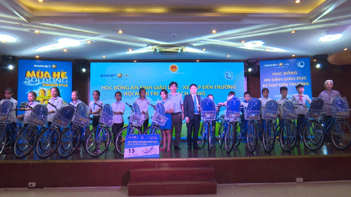 Lãnh đạo Phòng giáo dục và Công ty Bảo Việt nhân thọ trao tặng 15 xe đạp và 15 cặp sách cho 15 em học sinh nghèo vượt khó học giỏi trên địa bàn huyện Diễn Châu