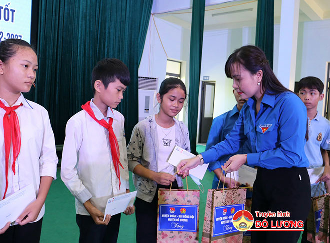 Huyện Đoàn Đô Lương: Trao 100 học bổng “ Thắp sáng ước mơ” cho học sinh nghèo vượt khó